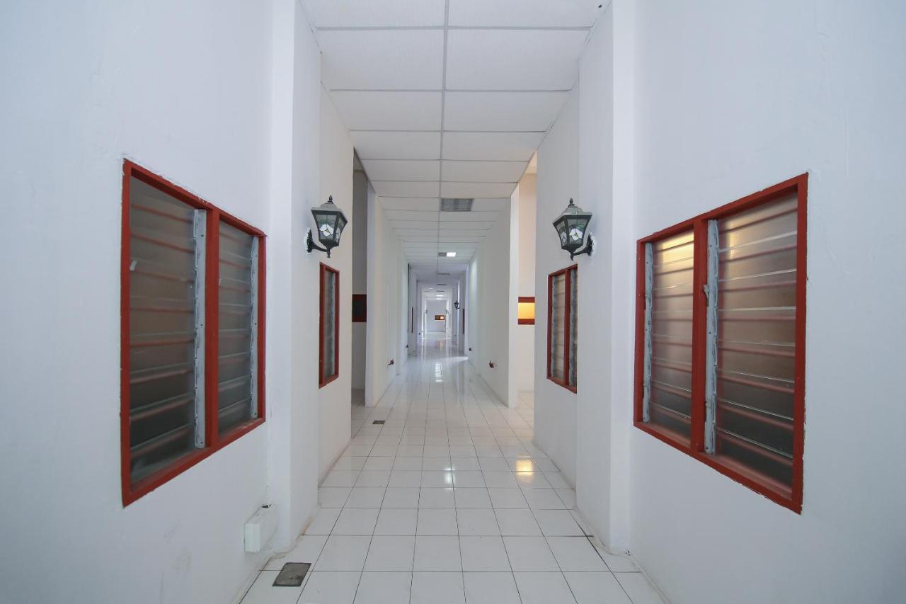 Capital O 89876 Safari Hotel Kampong Pasir Bogak Extérieur photo