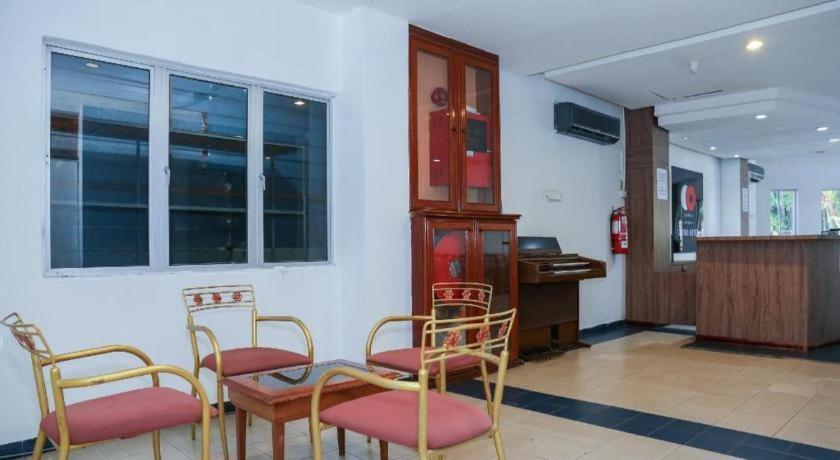 Capital O 89876 Safari Hotel Kampong Pasir Bogak Extérieur photo