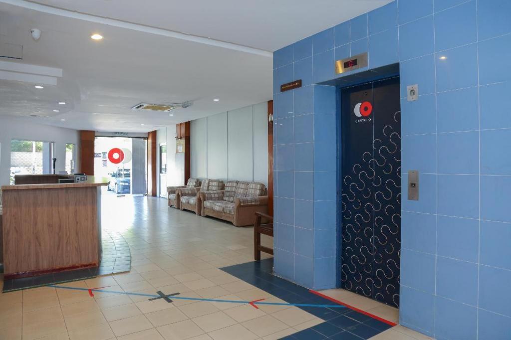 Capital O 89876 Safari Hotel Kampong Pasir Bogak Extérieur photo